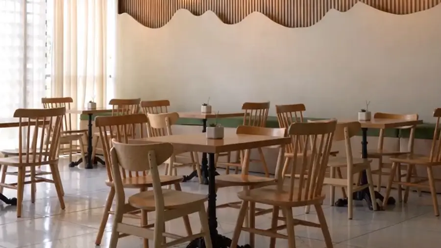 Espacio comercial interior con mobiliario